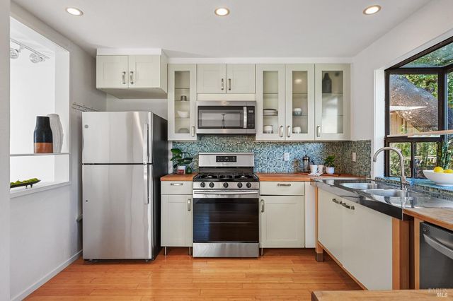 37 Manzanita Rd, Fairfax, CA 94930