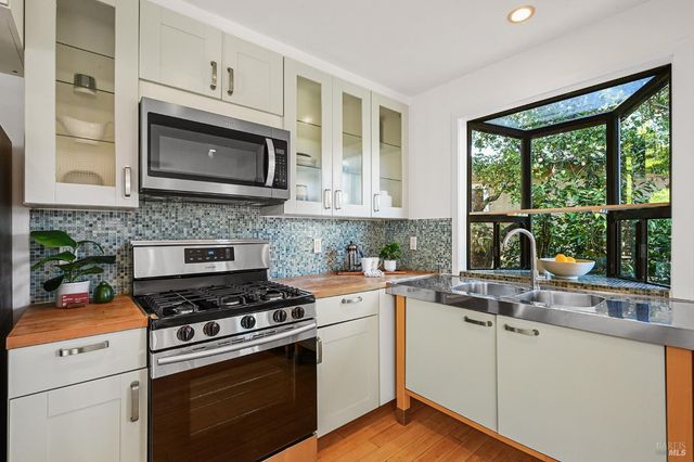 37 Manzanita Rd, Fairfax, CA 94930