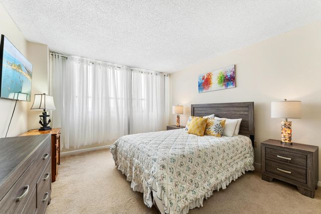 5600 N Flagler Drive 402, West Palm Beach, FL 33407