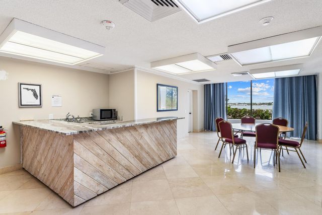 5600 N Flagler Drive 402, West Palm Beach, FL 33407