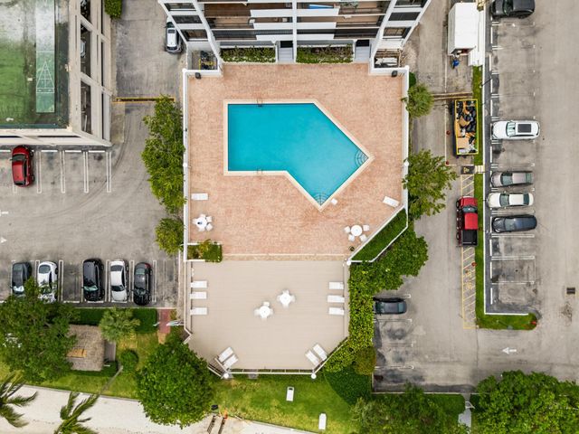 5600 N Flagler Drive 402, West Palm Beach, FL 33407