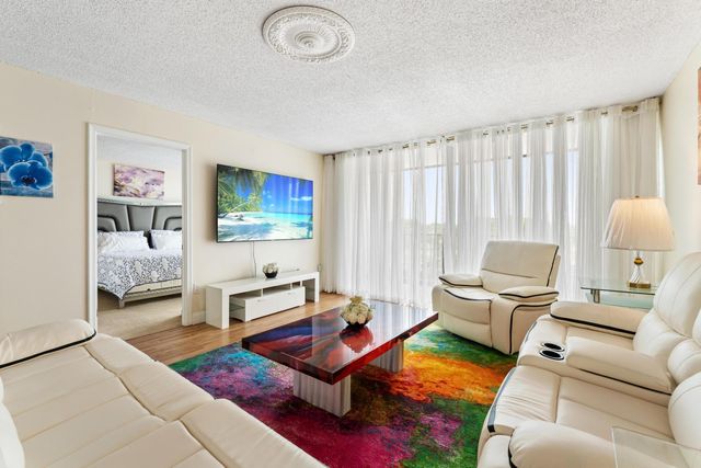 5600 N Flagler Drive 402, West Palm Beach, FL 33407