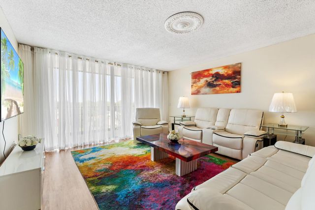 5600 N Flagler Drive 402, West Palm Beach, FL 33407