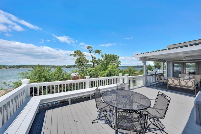 155 Shoreline CIR, Penhook, VA 24137