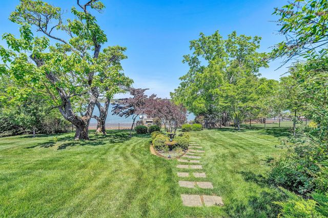 155 Shoreline CIR, Penhook, VA 24137