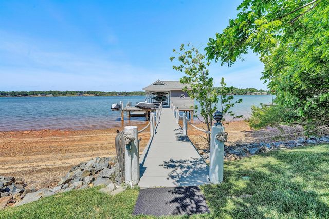 155 Shoreline CIR, Penhook, VA 24137