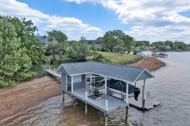 155 Shoreline CIR, Penhook, VA 24137