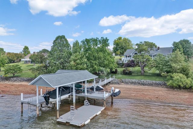 155 Shoreline CIR, Penhook, VA 24137