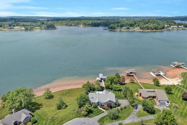 155 Shoreline CIR, Penhook, VA 24137