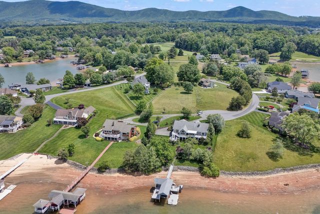 155 Shoreline CIR, Penhook, VA 24137