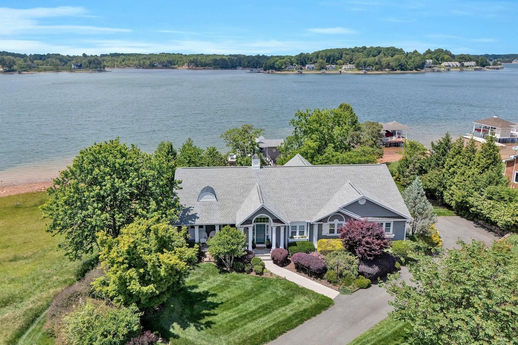 155 Shoreline CIR, Penhook, VA 24137