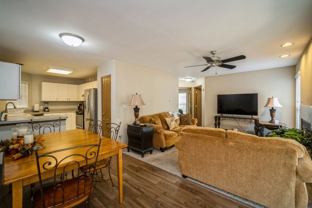 1045 Talbots Lane 1045, Elk Grove Village, IL 60007