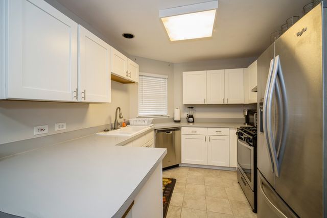 1045 Talbots Lane 1045, Elk Grove Village, IL 60007