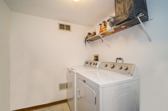 1045 Talbots Lane 1045, Elk Grove Village, IL 60007