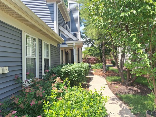 1045 Talbots Lane 1045, Elk Grove Village, IL 60007