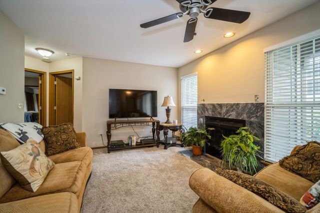 1045 Talbots Lane 1045, Elk Grove Village, IL 60007