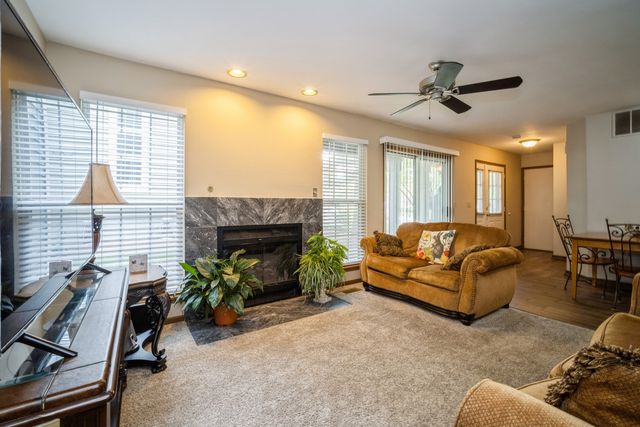 1045 Talbots Lane 1045, Elk Grove Village, IL 60007