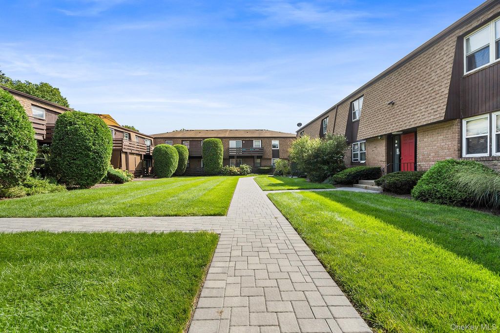 63 New Holland Village, Nanuet, NY 10954 — exterior