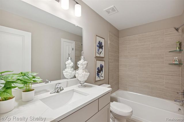 52105 Wellington Valley Drive, Macomb, MI 48042