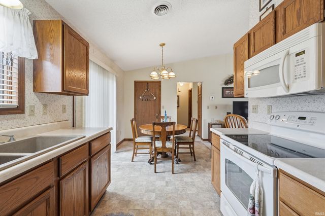 1554 E Kammerer Road, Kendallville, IN 46755