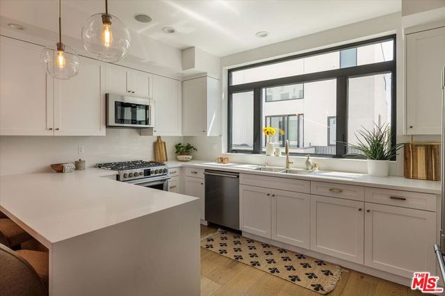 11310 Victory Boulevard, North Hollywood, CA 91606