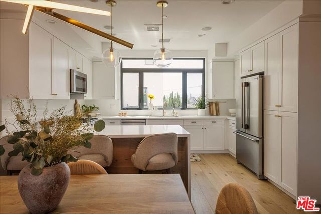 11310 Victory Boulevard, North Hollywood, CA 91606