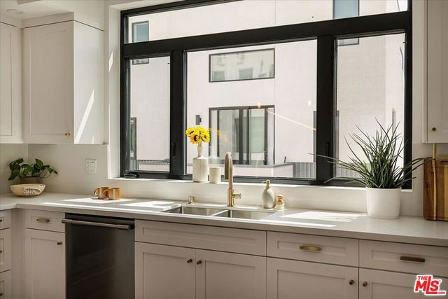 11310 Victory Boulevard, North Hollywood, CA 91606