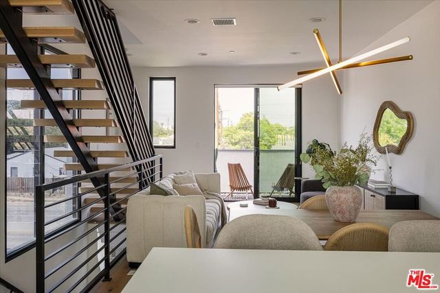 11310 Victory Boulevard, North Hollywood, CA 91606