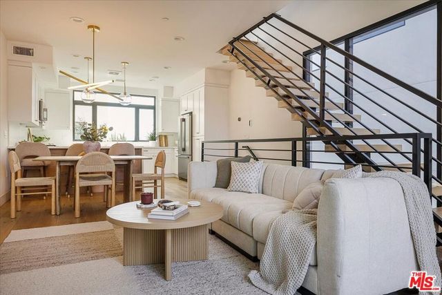 11310 Victory Boulevard, North Hollywood, CA 91606