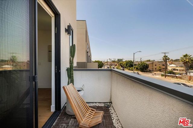 11310 Victory Boulevard, North Hollywood, CA 91606