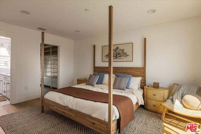 11310 Victory Boulevard, North Hollywood, CA 91606