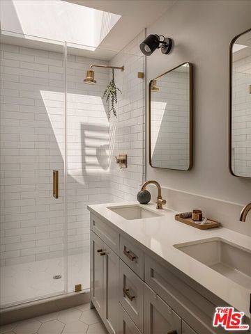 11310 Victory Boulevard, North Hollywood, CA 91606