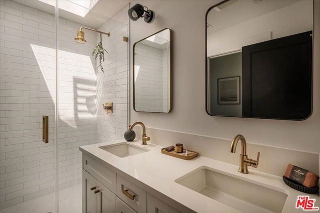 11310 Victory Boulevard, North Hollywood, CA 91606