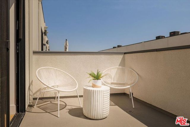 11310 Victory Boulevard, North Hollywood, CA 91606