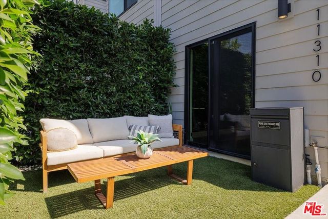 11310 Victory Boulevard, North Hollywood, CA 91606