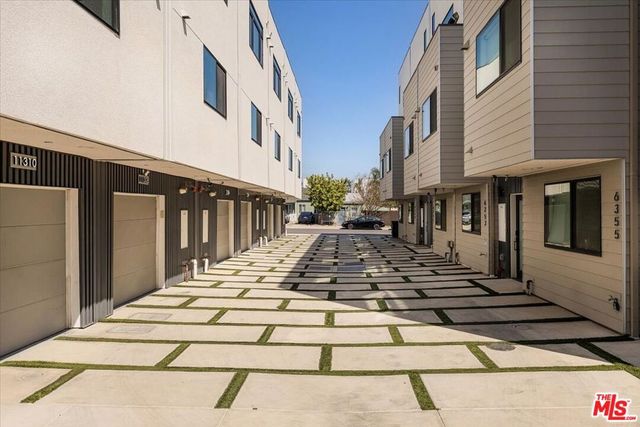 11310 Victory Boulevard, North Hollywood, CA 91606