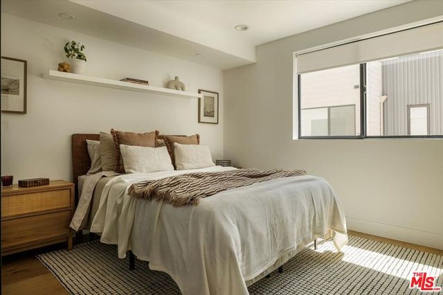 11310 Victory Boulevard, North Hollywood, CA 91606