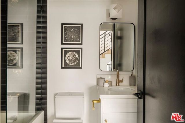 11310 Victory Boulevard, North Hollywood, CA 91606