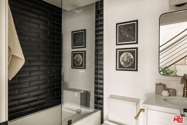 11310 Victory Boulevard, North Hollywood, CA 91606