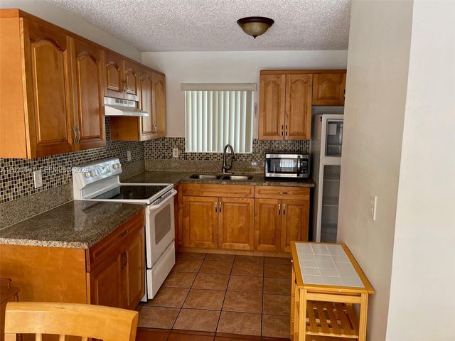 6225 SW Kendale Lakes Cir 258, Miami, FL 33183