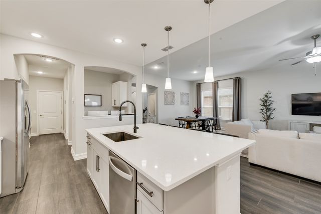 924 Crest Breeze Drive, Fort Worth, TX 76052