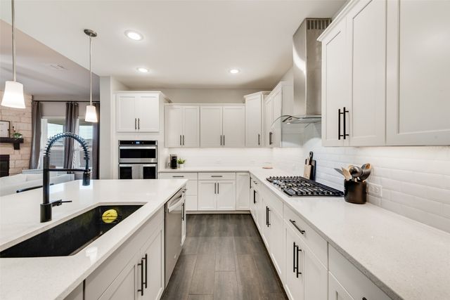 924 Crest Breeze Drive, Fort Worth, TX 76052