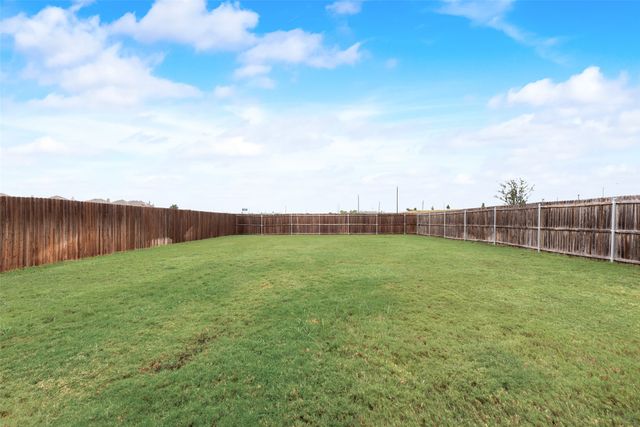 924 Crest Breeze Drive, Fort Worth, TX 76052