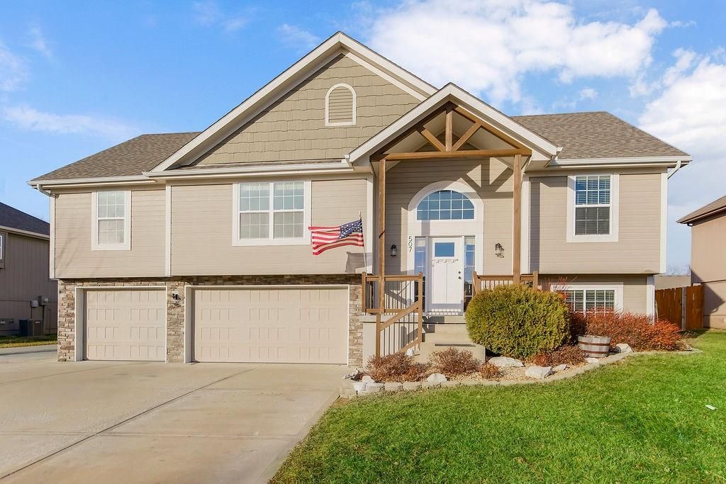 507 Tall Grass Drive, Pleasant Hill, MO 64080