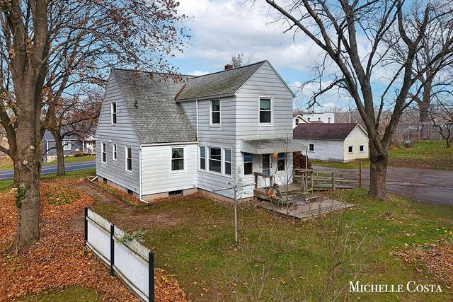 13100 Grand River Drive SE, Lowell, MI 49331