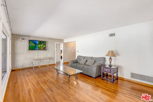 6626 Burnet Avenue, Van Nuys (los Angeles), CA 91405