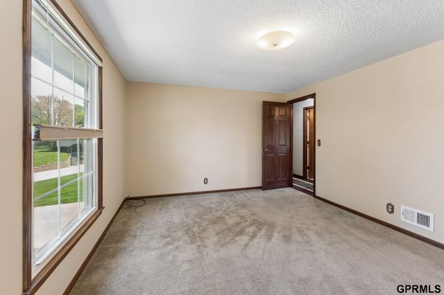 12611 Schroeder Circle, Omaha, NE 68137