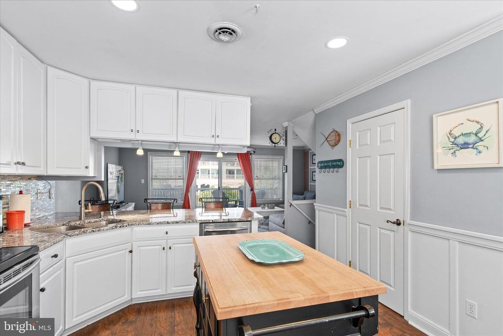 Image 25 of property listing at 121 70TH ST #4, Ocean City, MD 21842