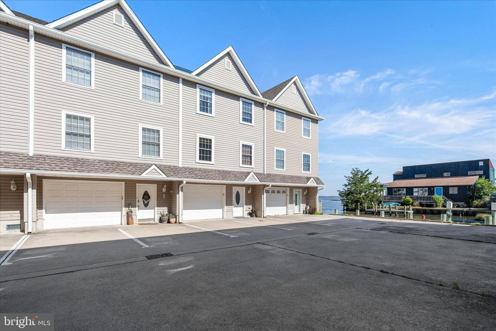 Image 7 of property listing at 121 70TH ST #4, Ocean City, MD 21842