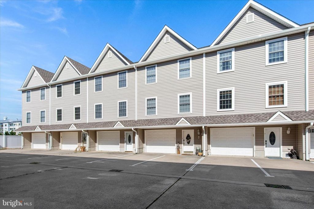 Image 8 of property listing at 121 70TH ST #4, Ocean City, MD 21842